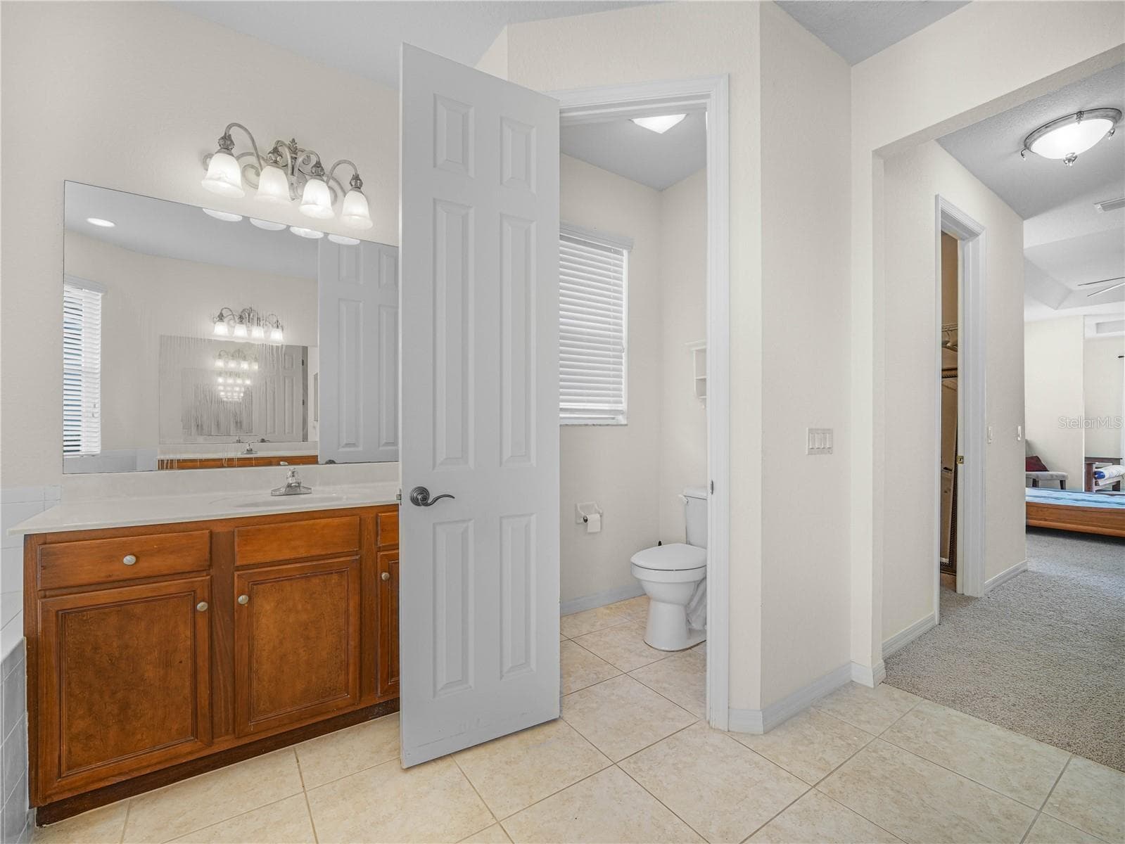 His/Her Vanity and Private Water Closet - 5264 GREEN DR, WINTER HAVEN