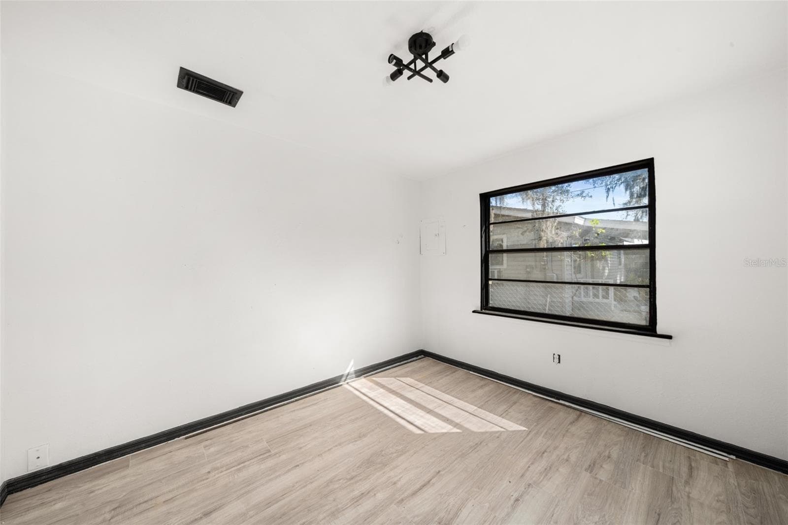 Single Family Residence at 1628 WIGHTMAN AVE, SEBRING, photo 10 of 39