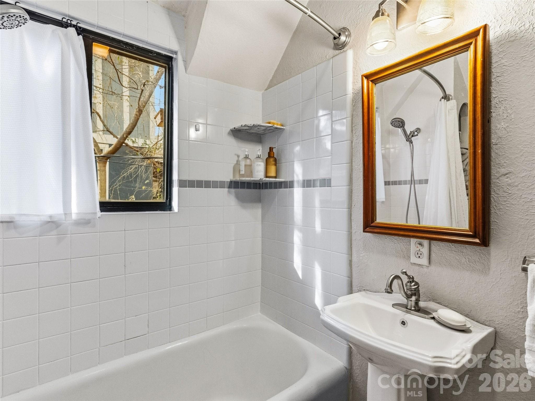 Guest Bath - 4 Duke Street, Asheville