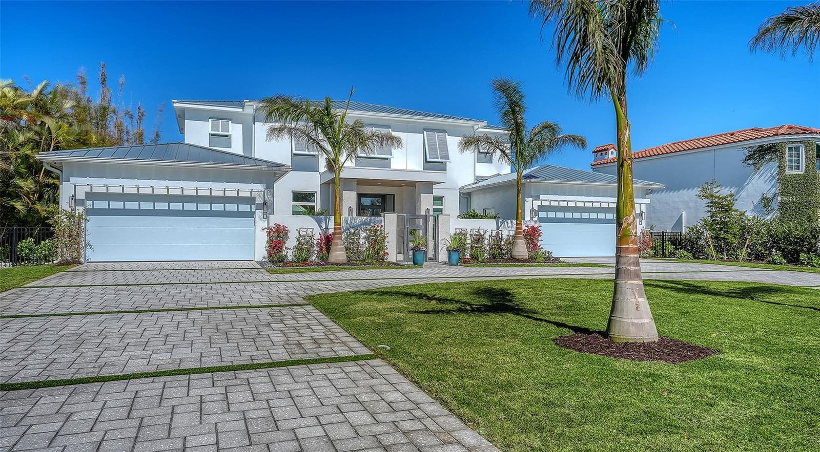 Horseshoe circular paved driveway - 1521 S LAKE SHORE DR, SARASOTA