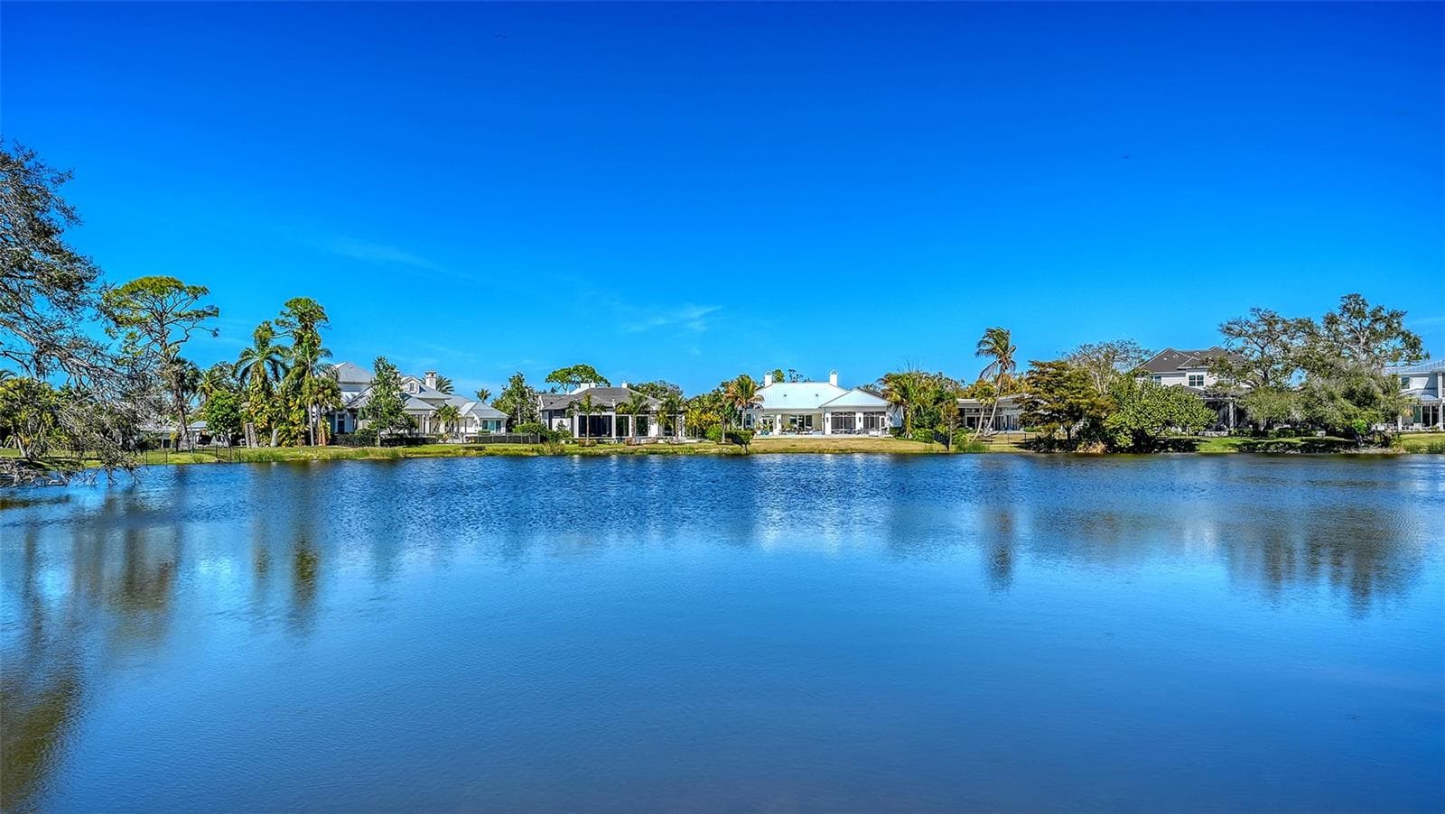 Private, quiet lake - 1521 S LAKE SHORE DR, SARASOTA
