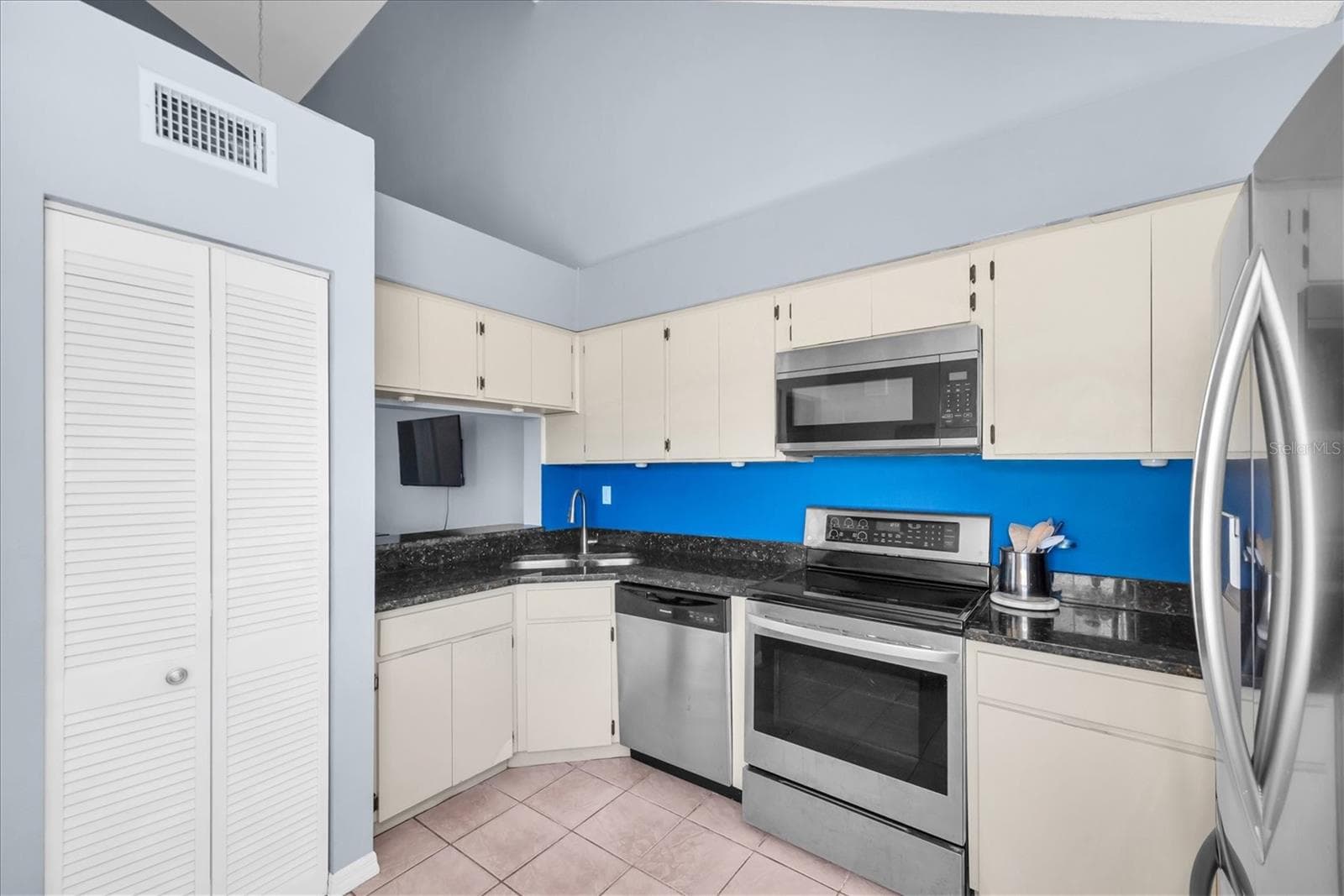 Condominium at 6931 STONES THROW CIR N #5302, ST PETERSBURG, photo 14 of 51