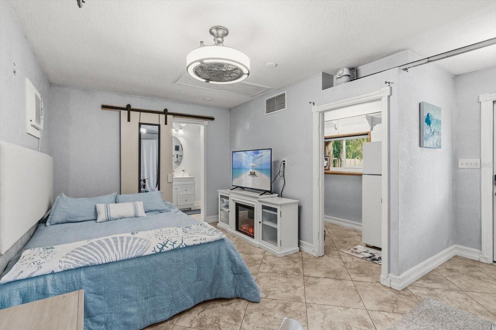 Cottage w/ Electric Fireplace/Console TV - 918 W SMITH ST, ORLANDO