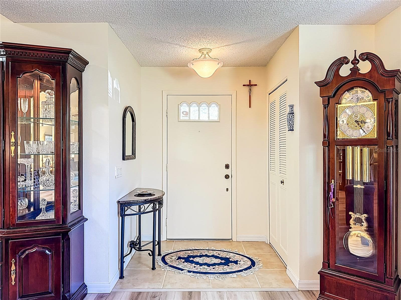 Front entrance and foyer lead into the living and dining room. - 5611 GARDEN LAKES DR, BRADENTON