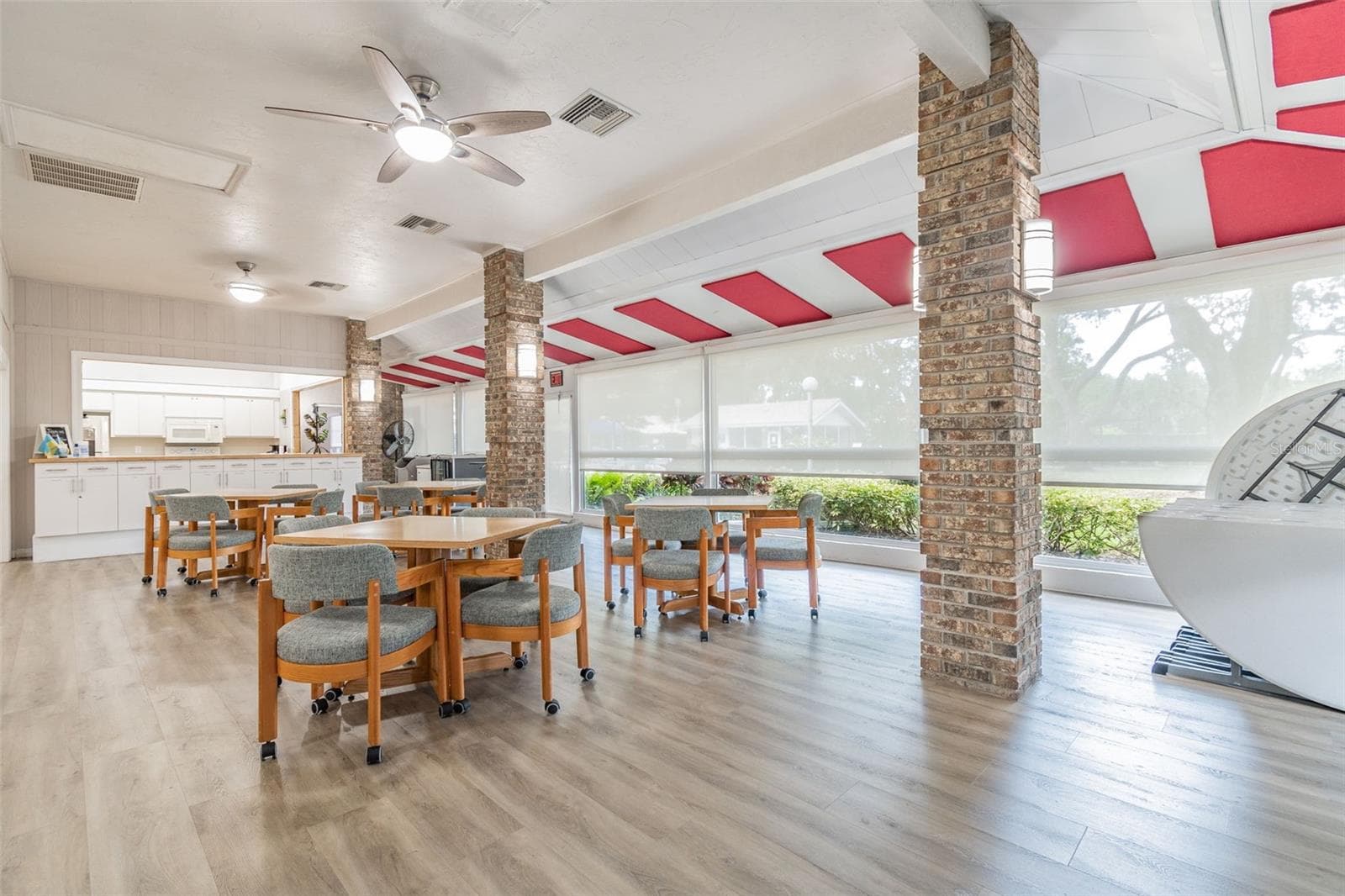 Cards, mahjong, or a book club anyone? - 5611 GARDEN LAKES DR, BRADENTON