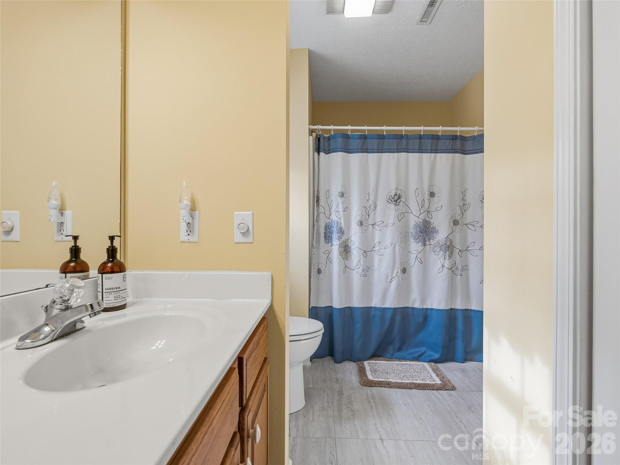 Full Bathroom Upstairs - 24 Abbey Lane, Hendersonville