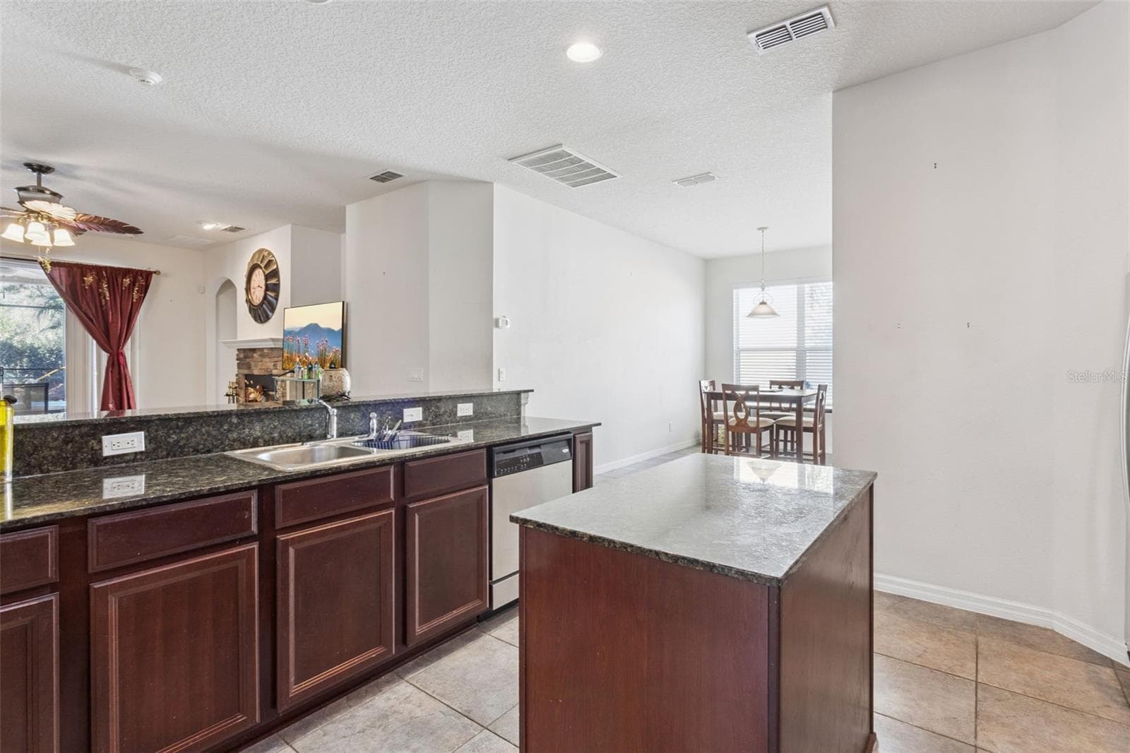 Center kitchen island providing additional prep space and functionality - 30337 GIDRAN TER, MOUNT DORA