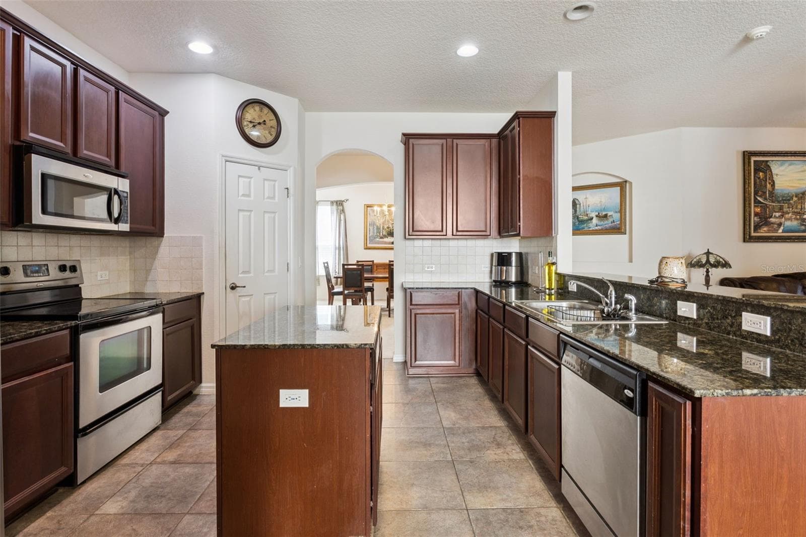 Granite countertops and additional prep space - 30337 GIDRAN TER, MOUNT DORA