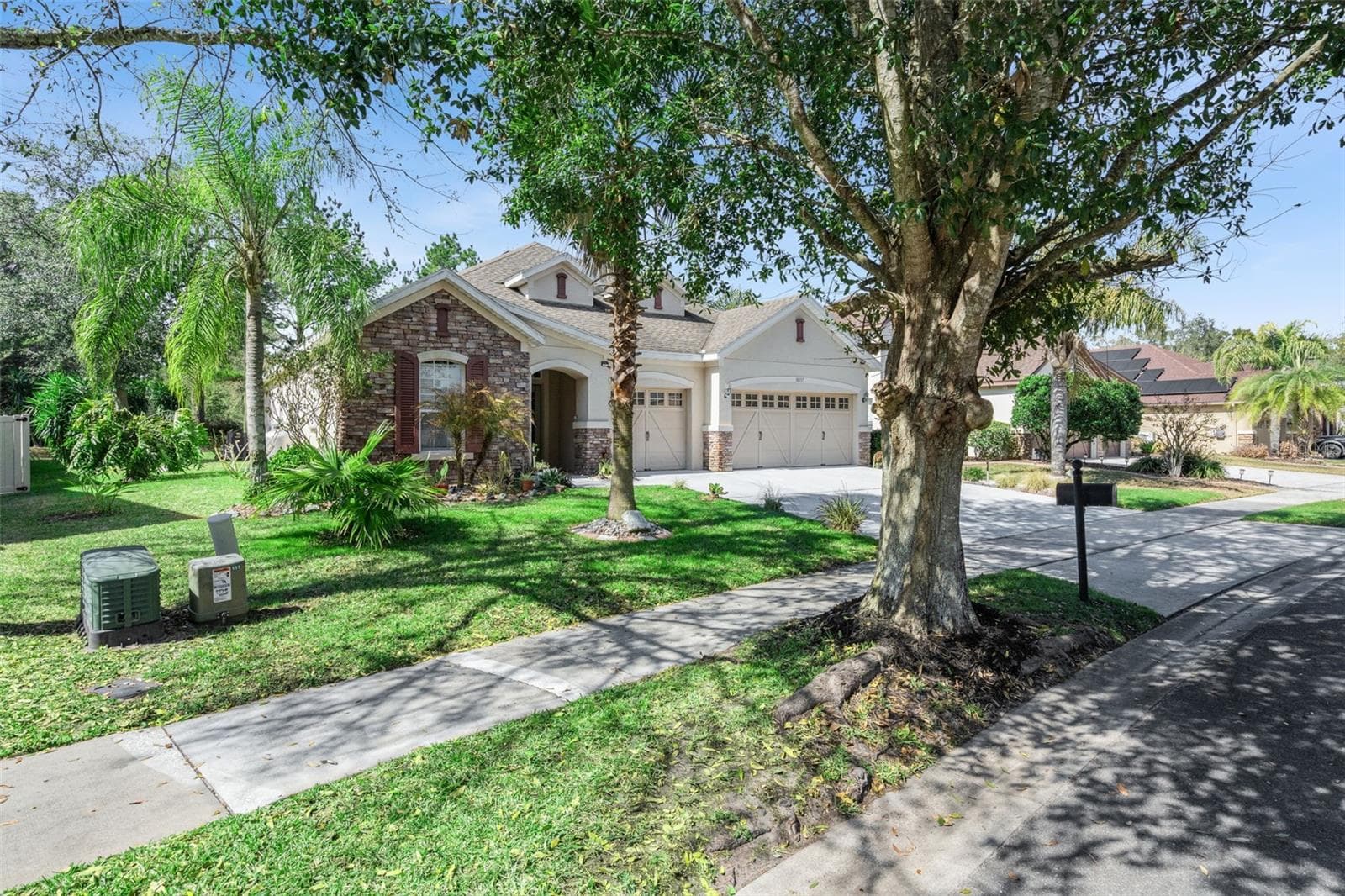 Mature landscaping gives established neighborhood feeling - 30337 GIDRAN TER, MOUNT DORA