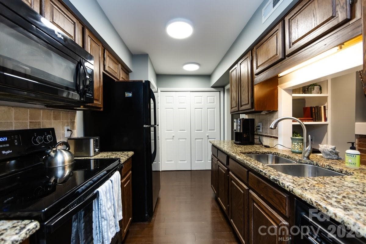 Kitchen 6 - Colony Crossing, Charlotte