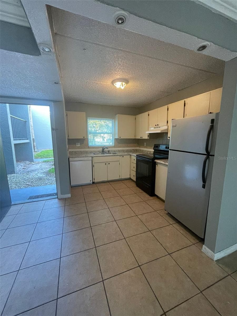 Condominium at 14413 AMERICANA CIR #105, TAMPA, photo 3 of 6