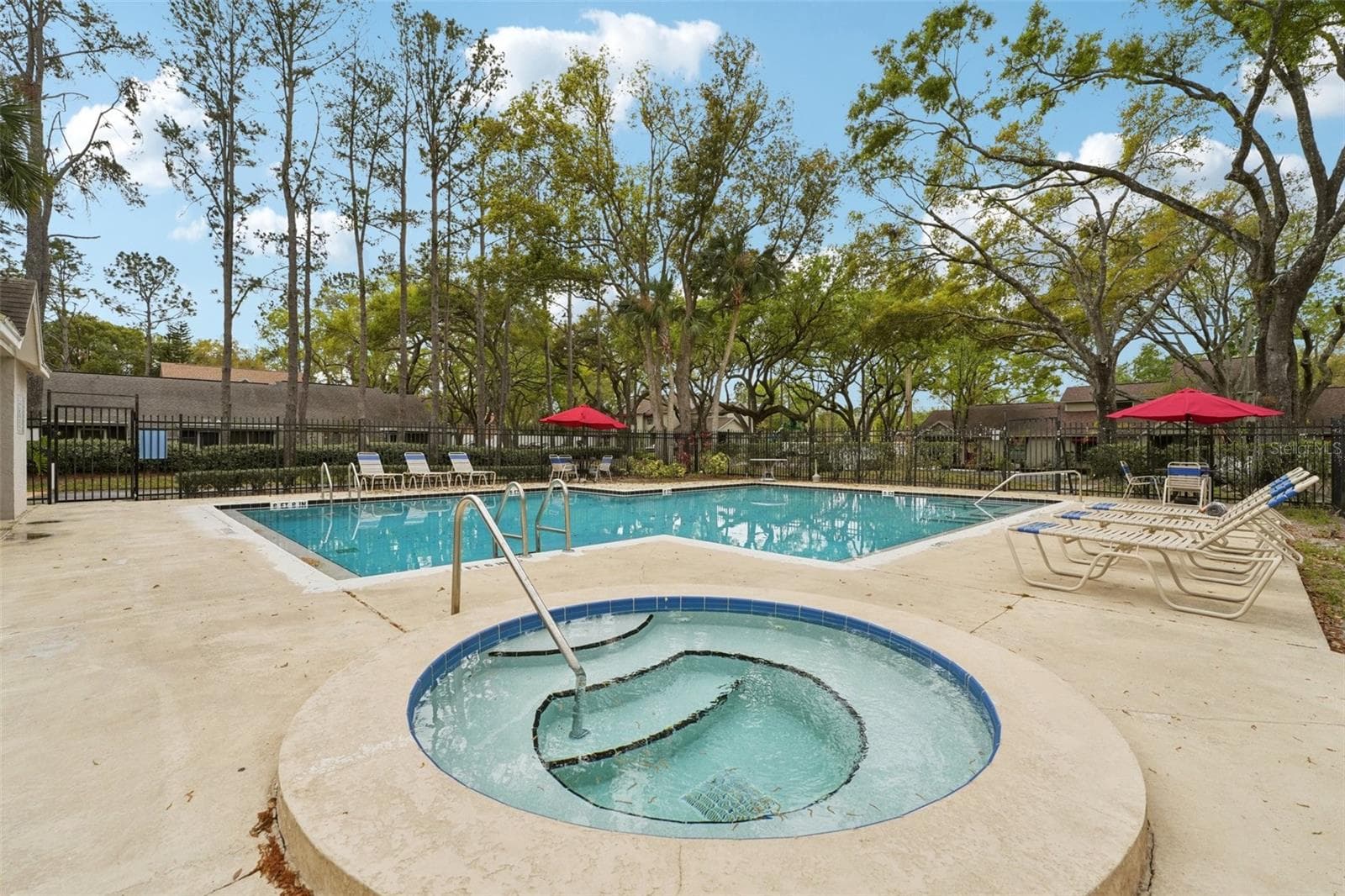 Hot tub and pool right outside your unit - 8419 LAURELON PL, TEMPLE TERRACE