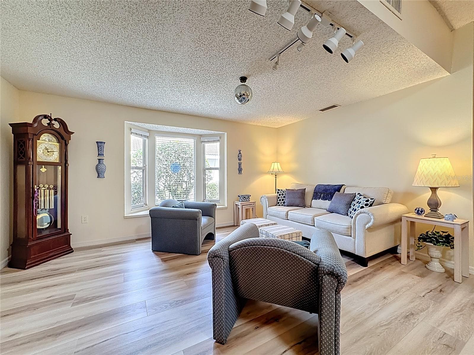 Sitting bench area in the lovely bay window. - 5611 GARDEN LAKES DR, BRADENTON