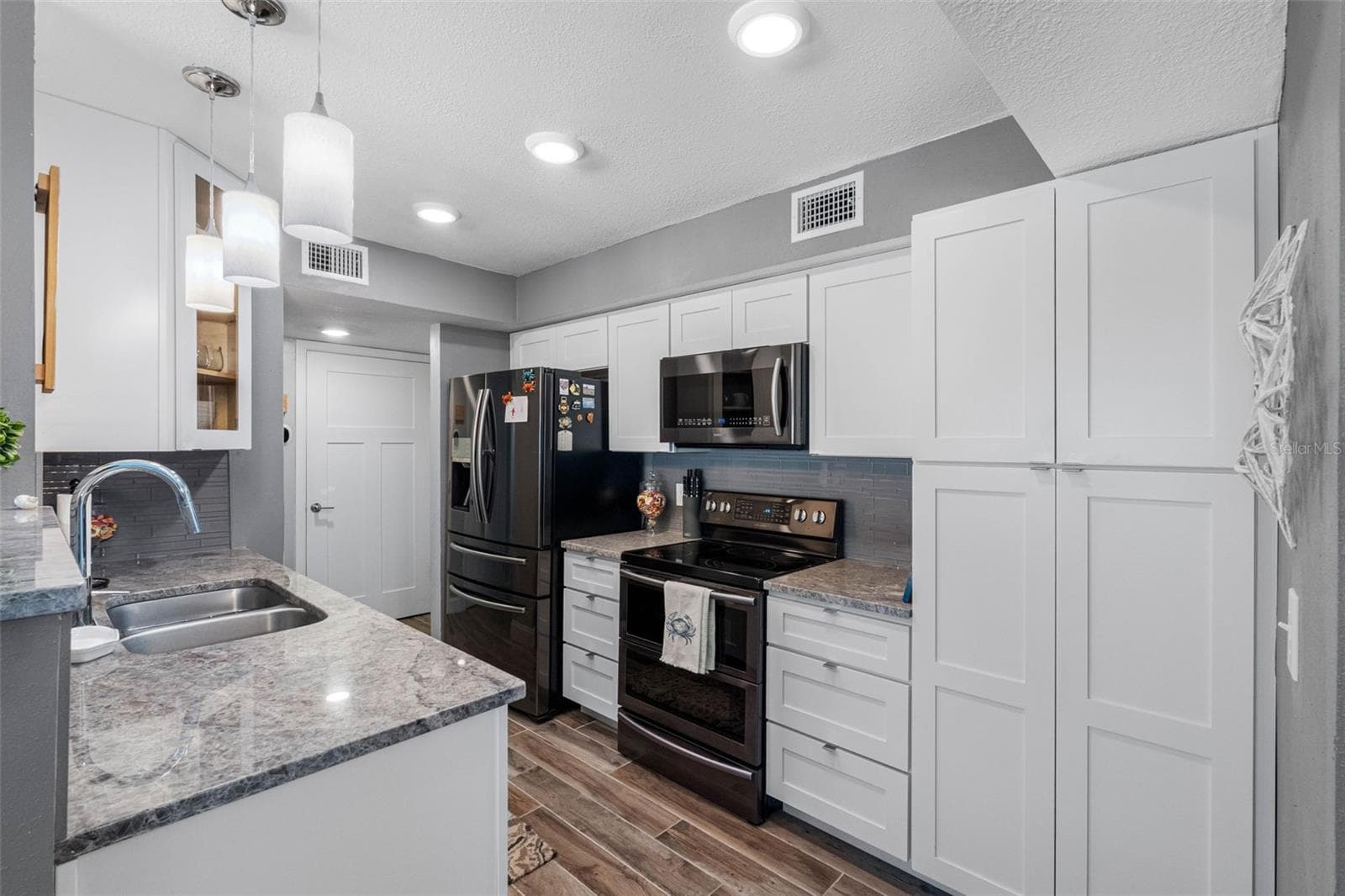 KItchen - 17400 GULF BLVD #I3, REDINGTON SHORES