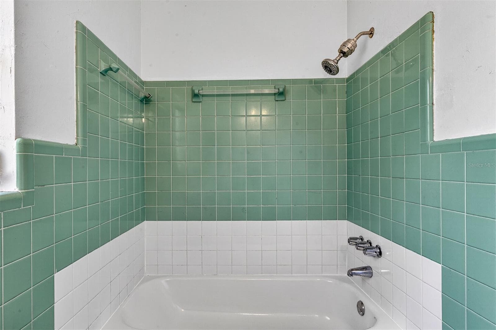 Full Bathroom - 2200 NE 16TH TER, GAINESVILLE