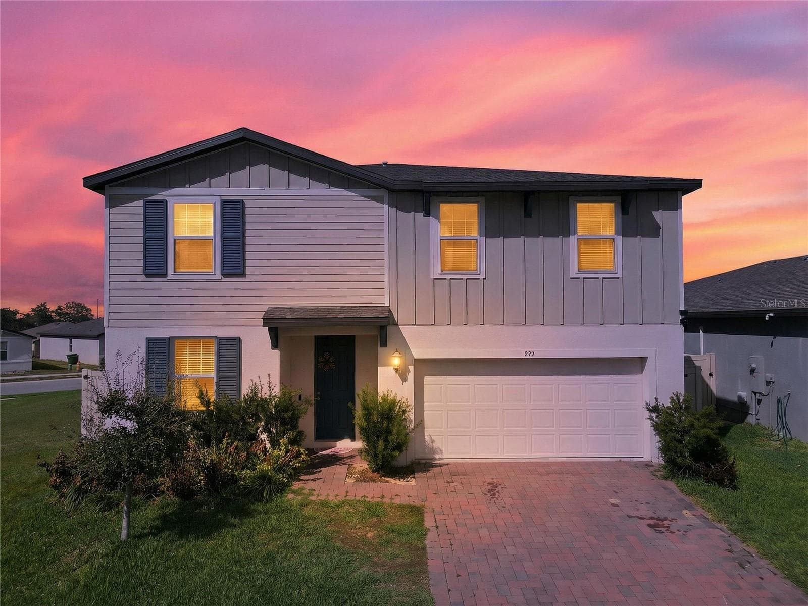 953 CAMBRIDGE DR