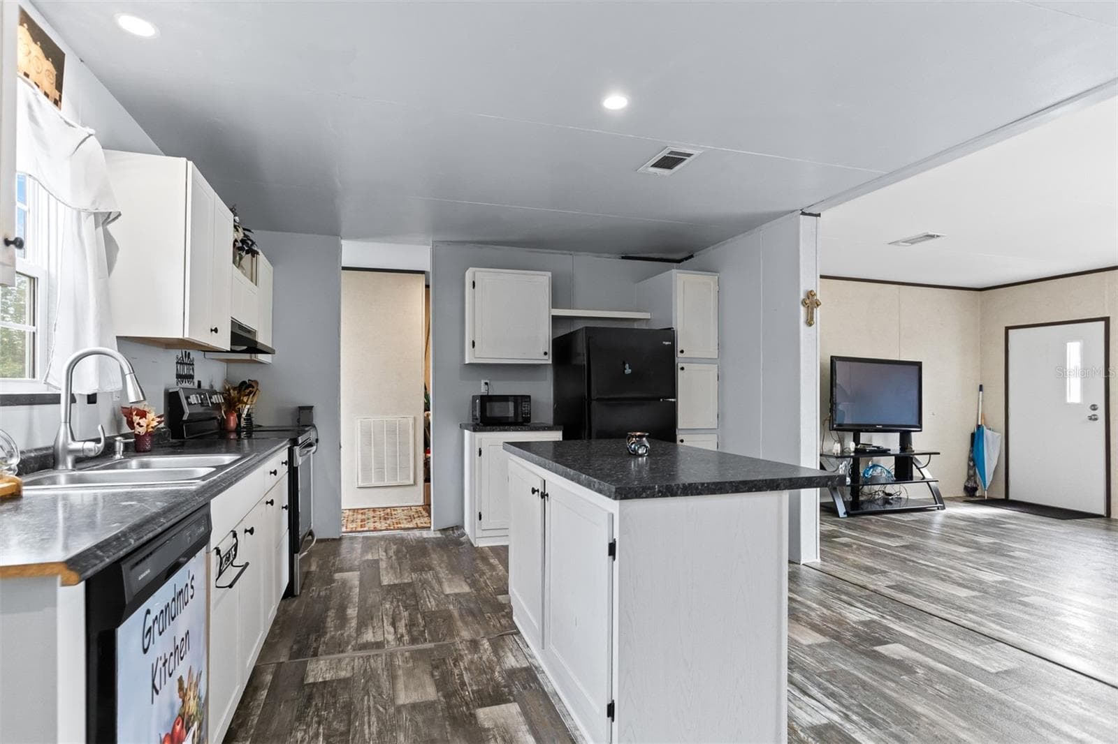 Manufactured Home at 40545 STEWART RD, ZEPHYRHILLS, photo 11 of 24