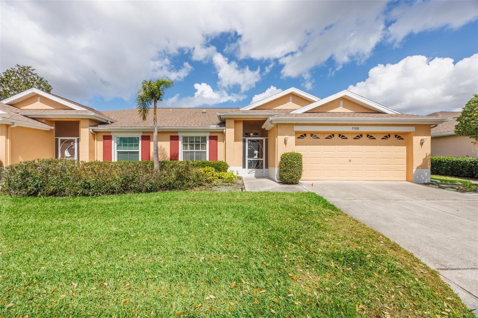 NICELY LANDSCAPED FOR MINIMAL CARE. - 2308 BROOKFIELD GREENS CIR, SUN CITY CENTER