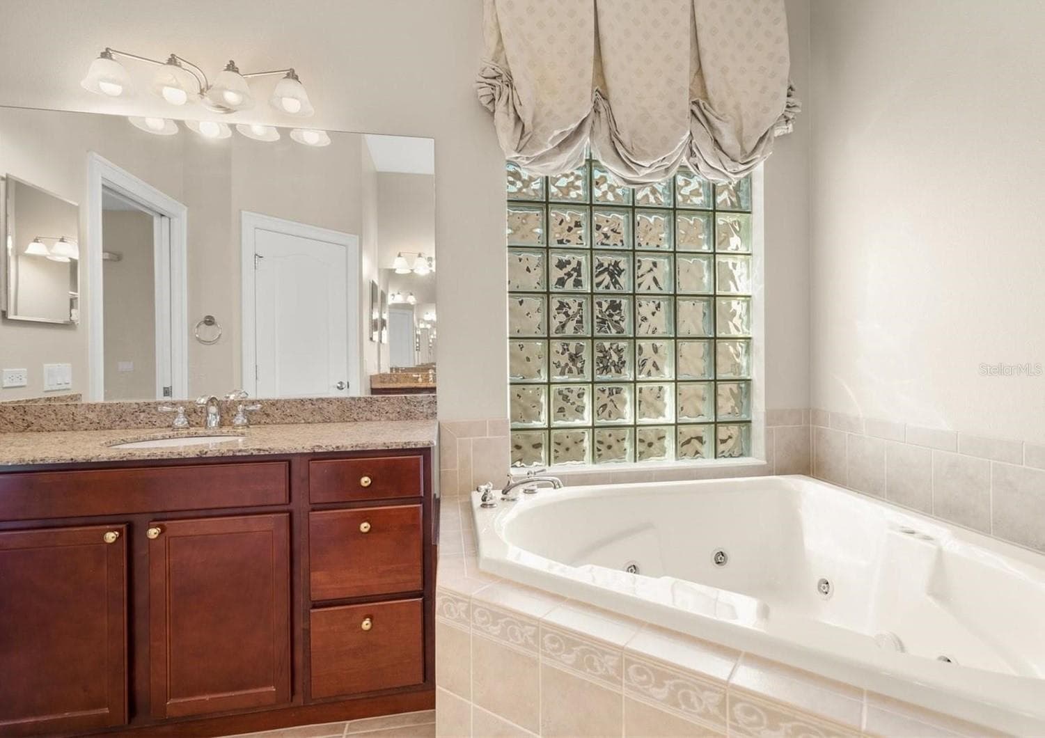 jetted tub in primary rm - 312 11TH AVE E, PALMETTO