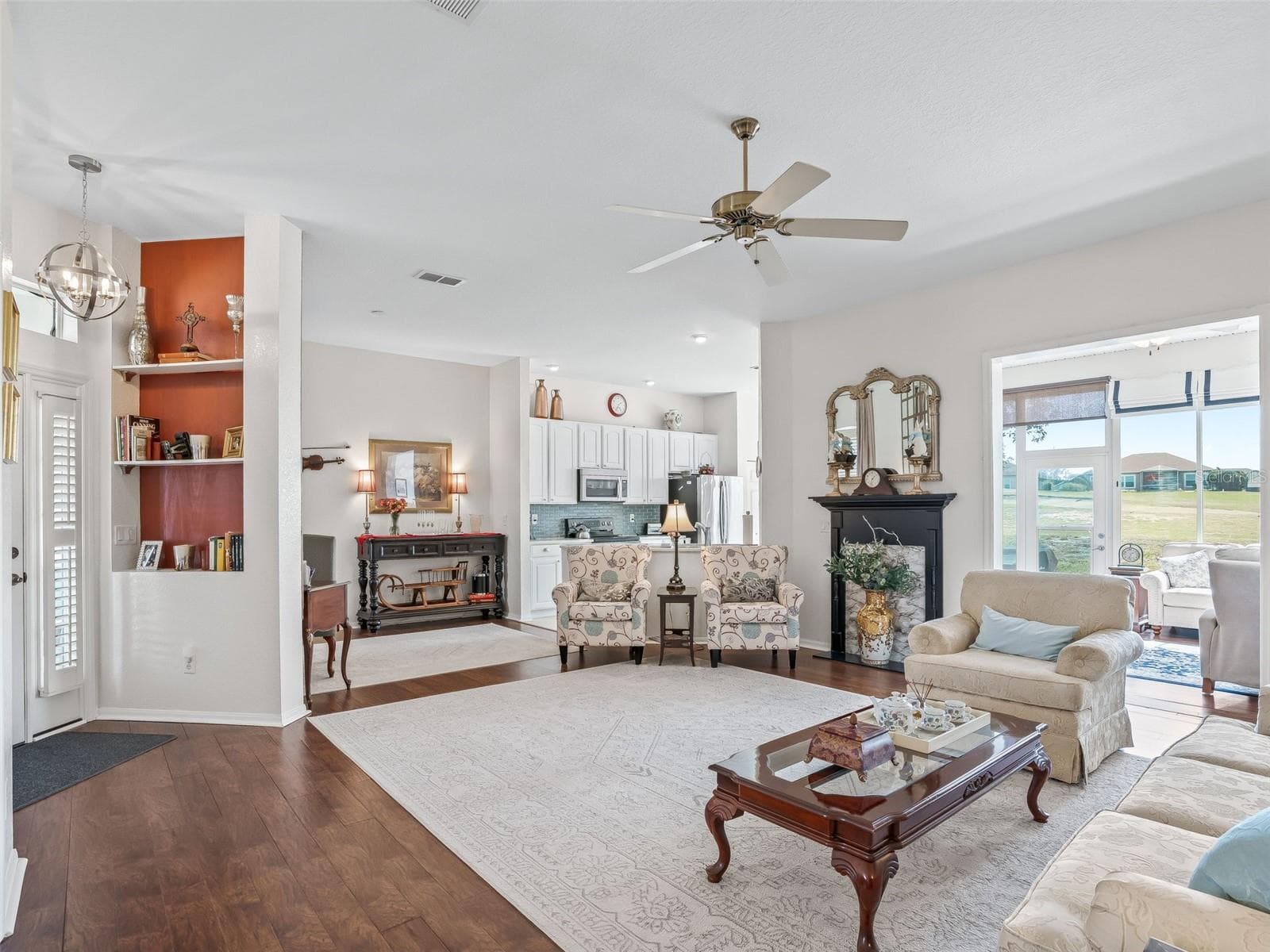 Living area w/10ft ceiling - 11900 SE 178TH ST, SUMMERFIELD