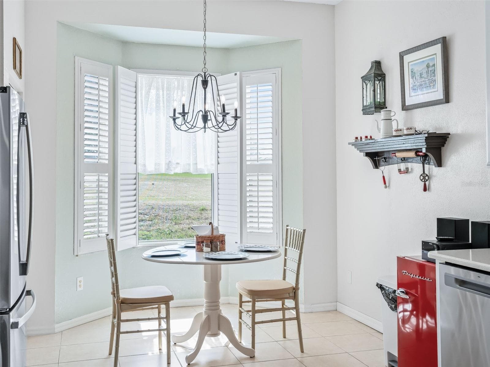 Eat in Area w/Plantation Shutters & Designer Chandelier - 11900 SE 178TH ST, SUMMERFIELD