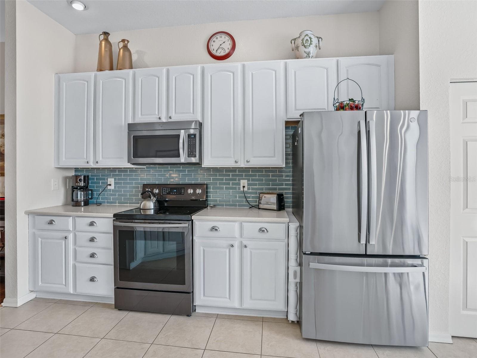 Subway Tile Backsplash & 42" Solid Wood Cabinetry - 11900 SE 178TH ST, SUMMERFIELD