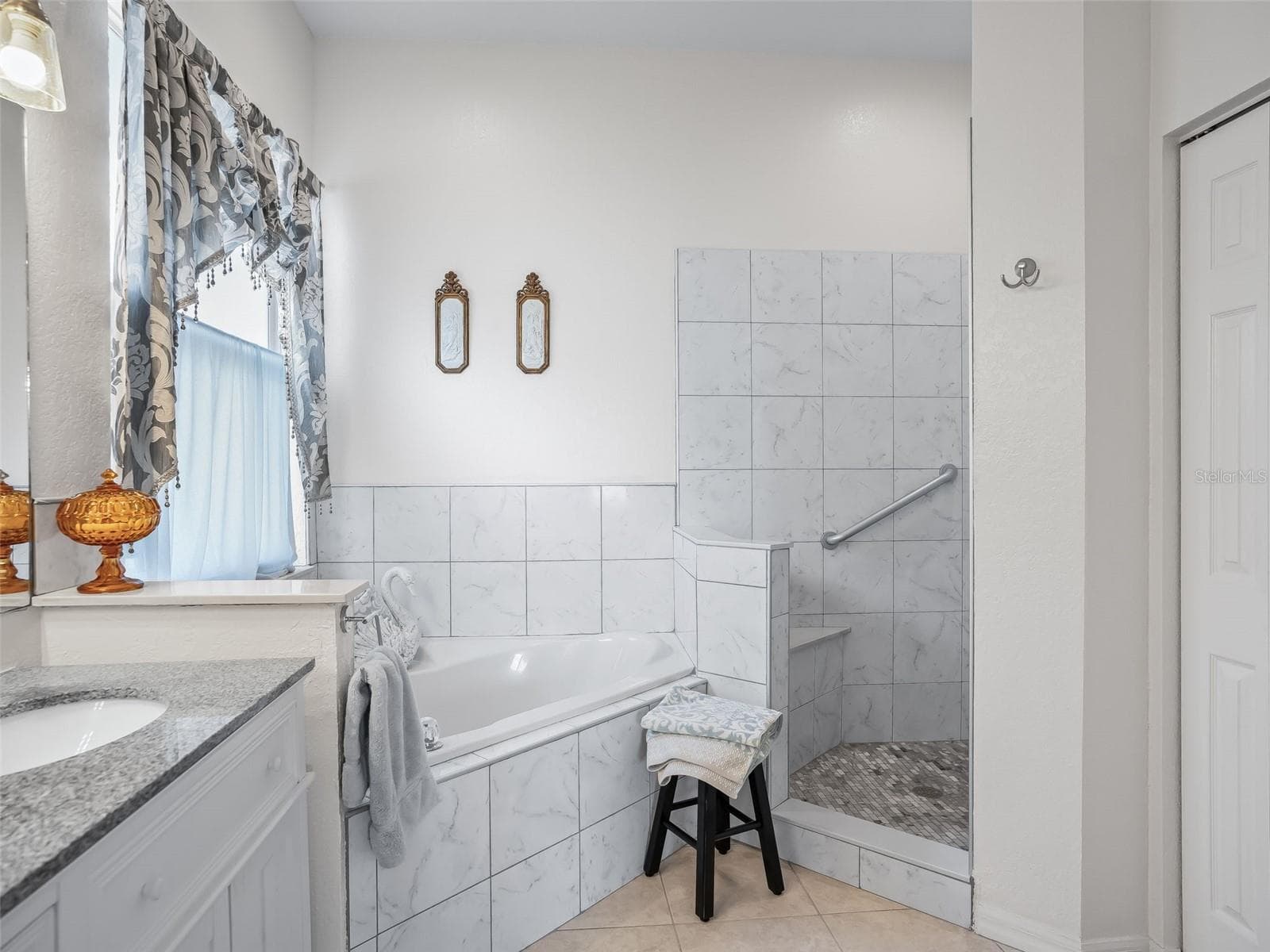 Soaking Tub & Tiled Walk in Shower - 11900 SE 178TH ST, SUMMERFIELD