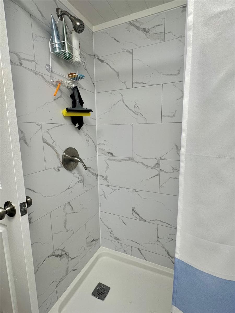 step in shower - 1501 25TH AVENUE DR W, BRADENTON
