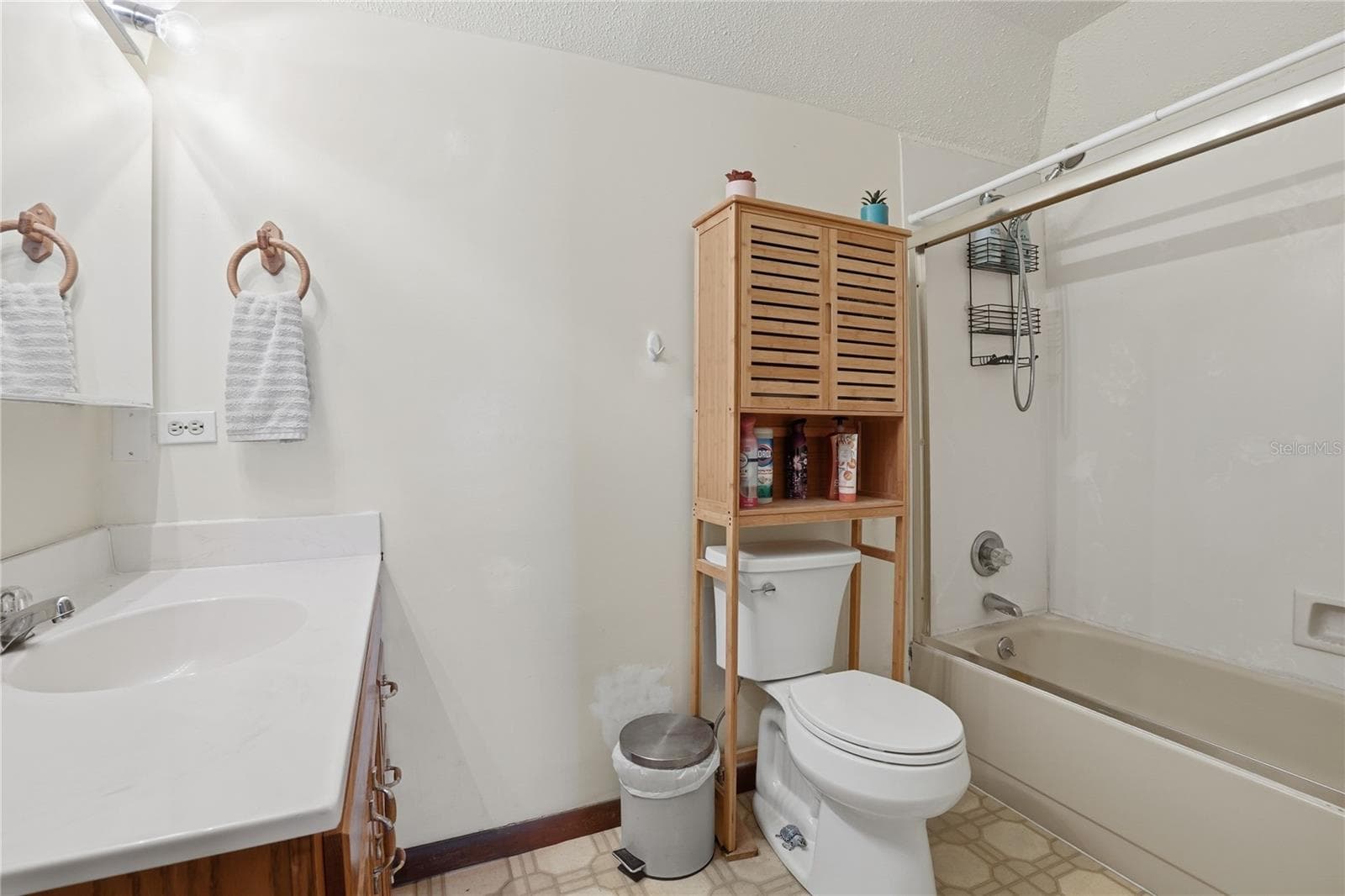 Master bathroom w/shower/tub combo. - 3131 JUNIPER DR, EDGEWATER
