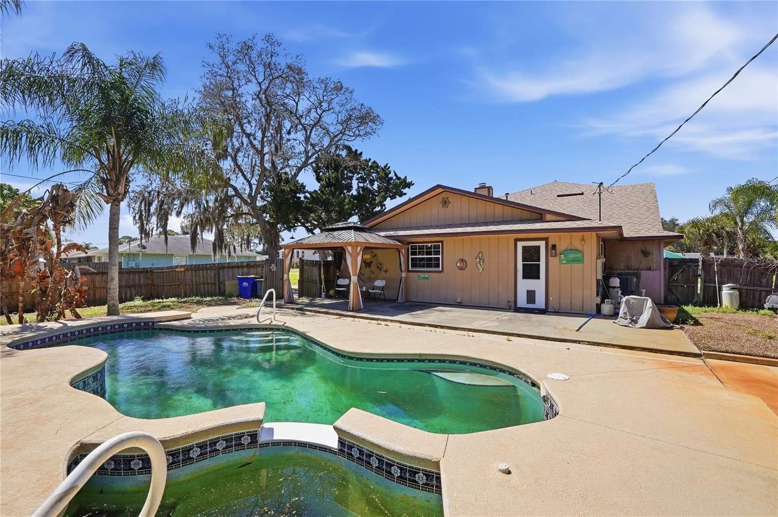 Large backyard with pool and spa. - 3131 JUNIPER DR, EDGEWATER
