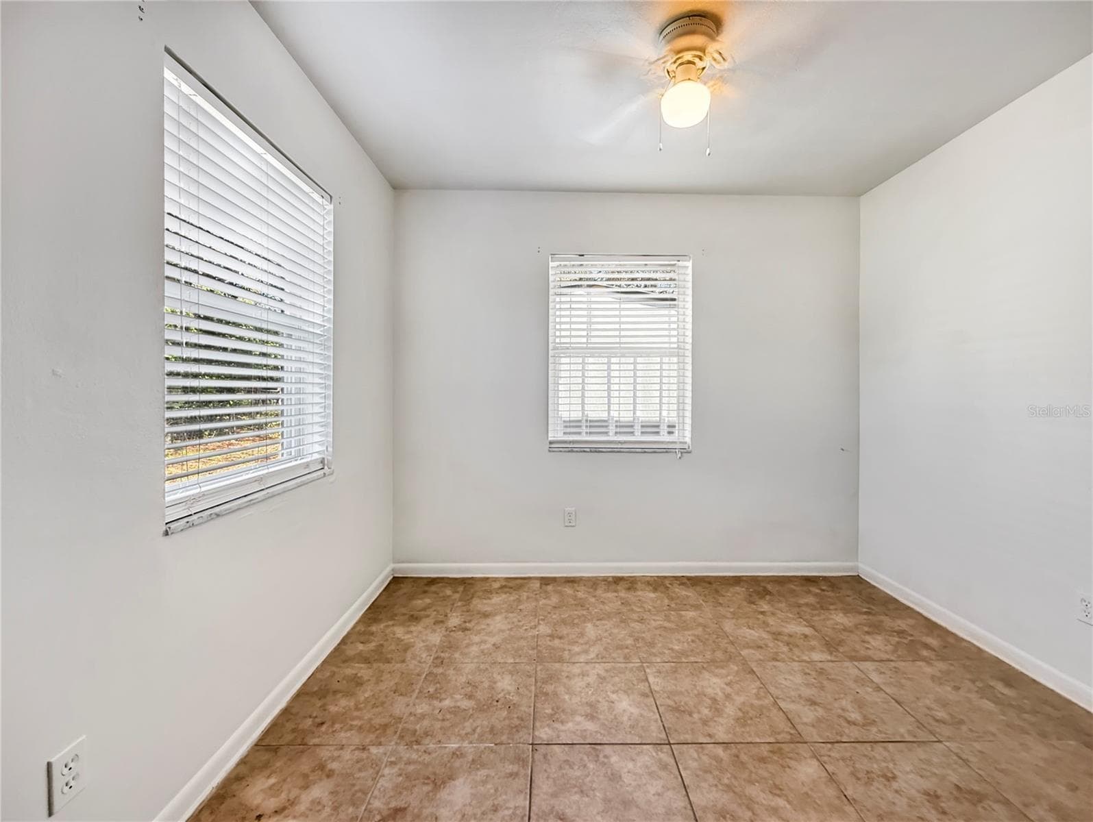 Single Family Residence at 889 W VILLAGE DR, DELTONA, photo 20 of 29