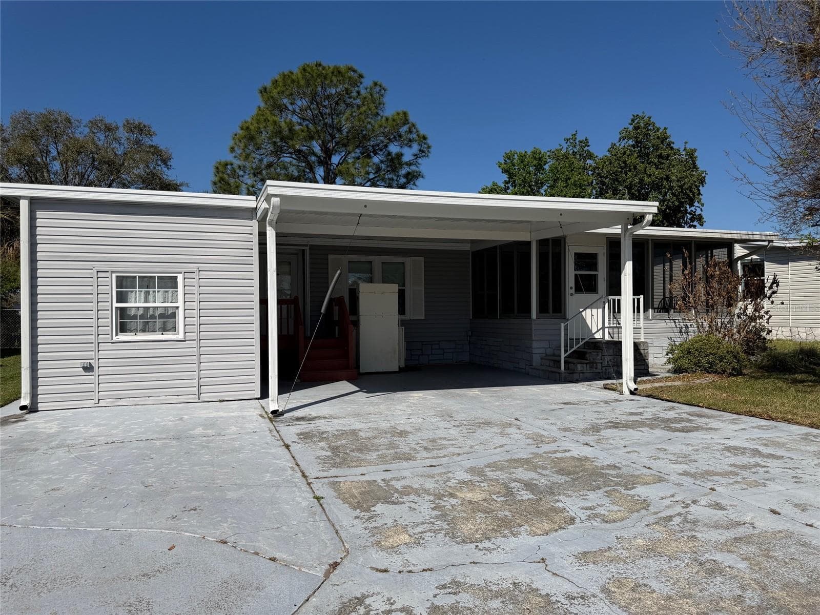 194 ROSEWOOD DR