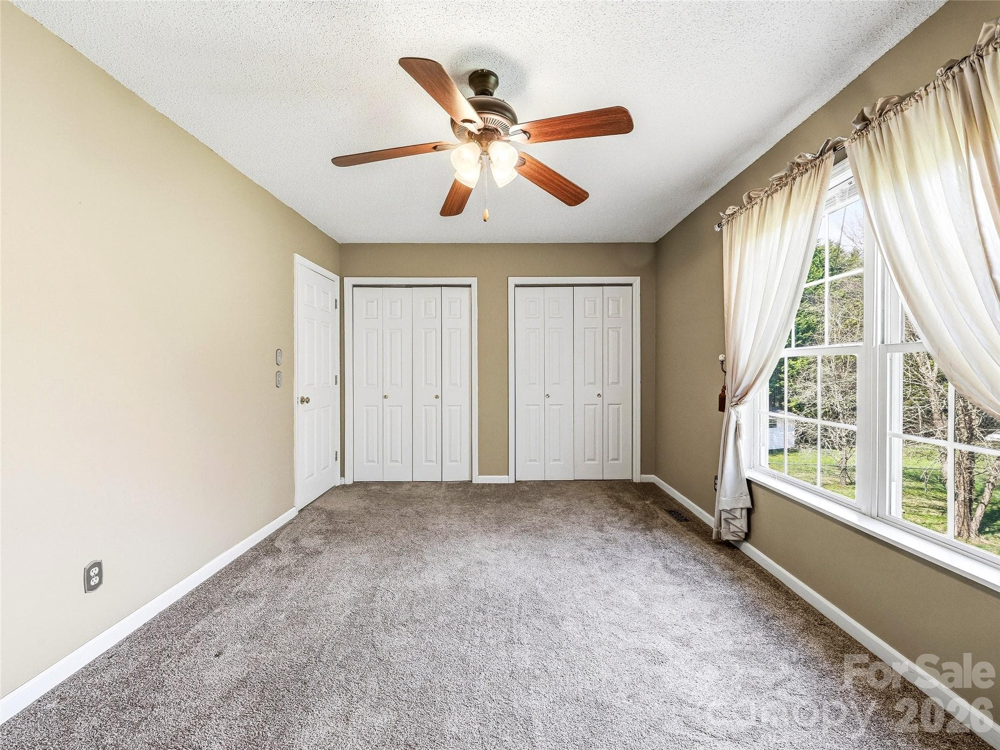 Large walk-in closet - 61 Rolling Hills Road, Mills River