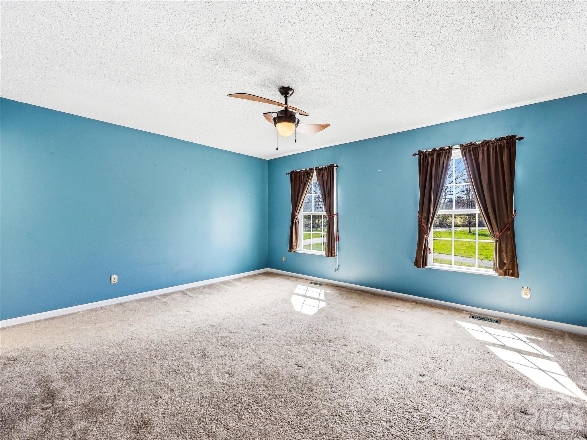Large guest bedroom - 61 Rolling Hills Road, Mills River
