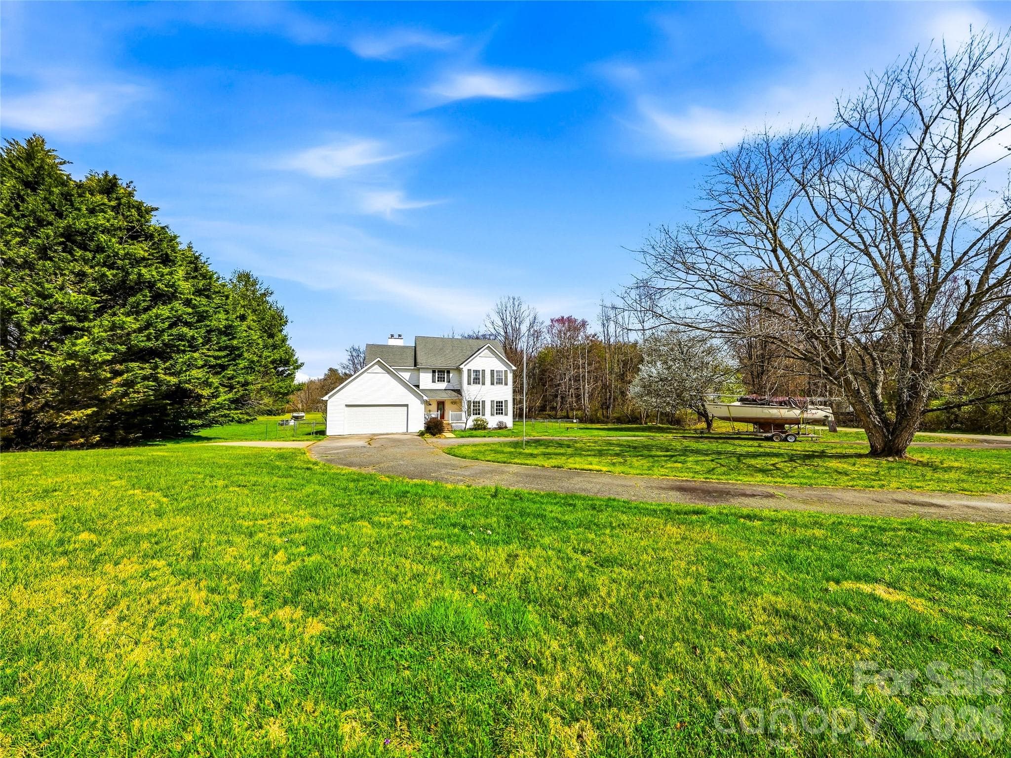Circular Driveway with extra parking. - 61 Rolling Hills Road, Mills River