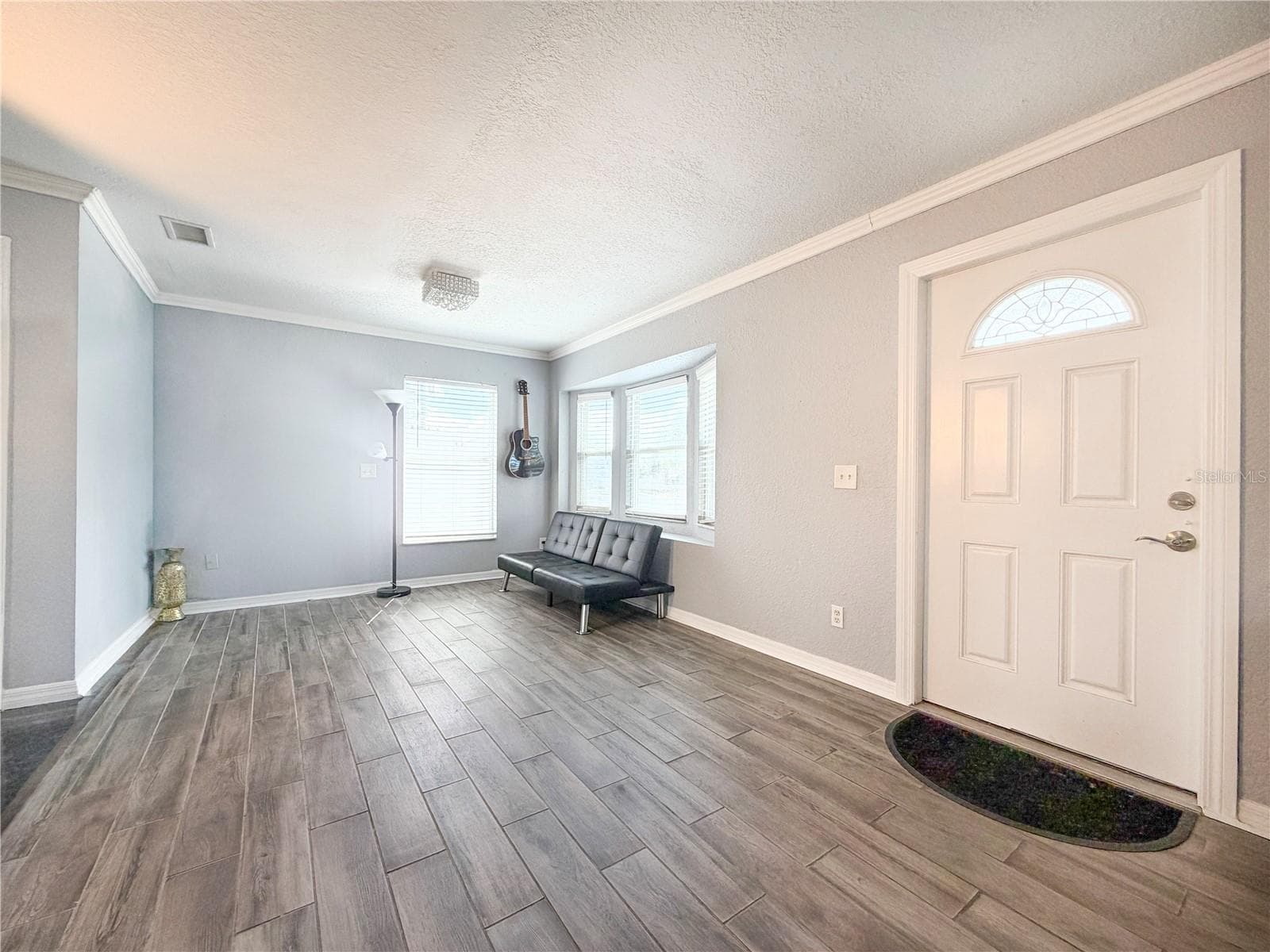 Living - 141 S HIAWASSEE RD, ORLANDO
