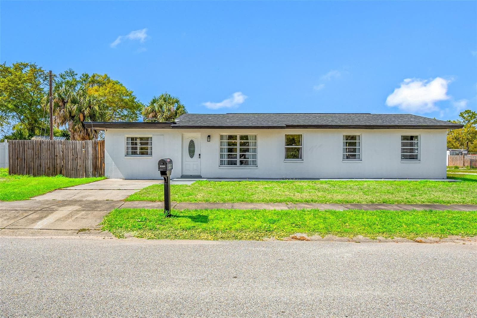 Front of the House - 4916 CARLYLE RD, TAMPA