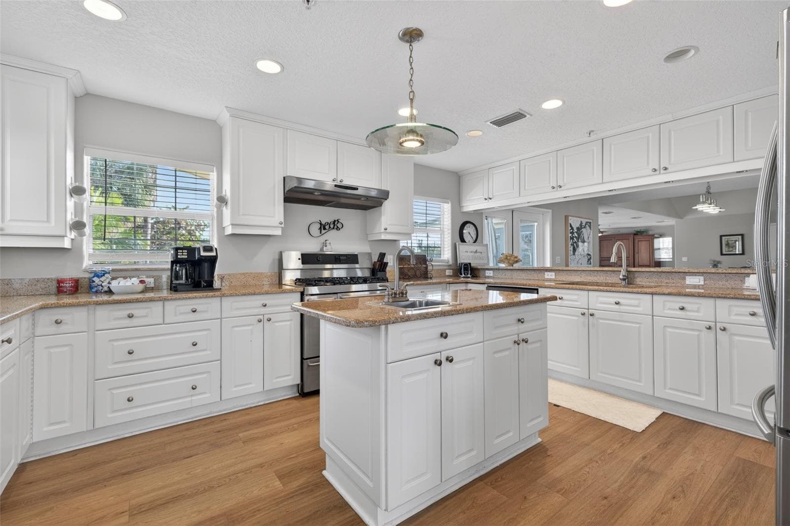 Single Family Residence at 1902 ARROWHEAD DR NE, ST PETERSBURG, photo 10 of 49