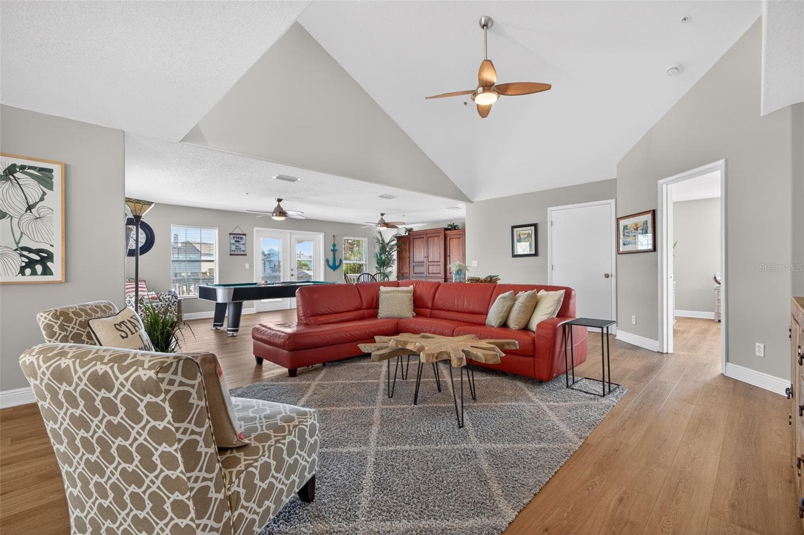 Large Living Room - 1902 ARROWHEAD DR NE, ST PETERSBURG