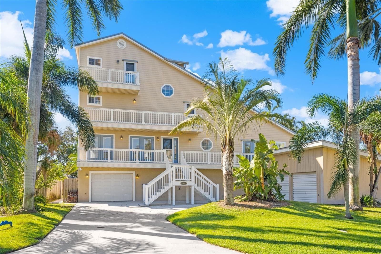 Single Family Residence at 1902 ARROWHEAD DR NE, ST PETERSBURG, photo 2 of 49