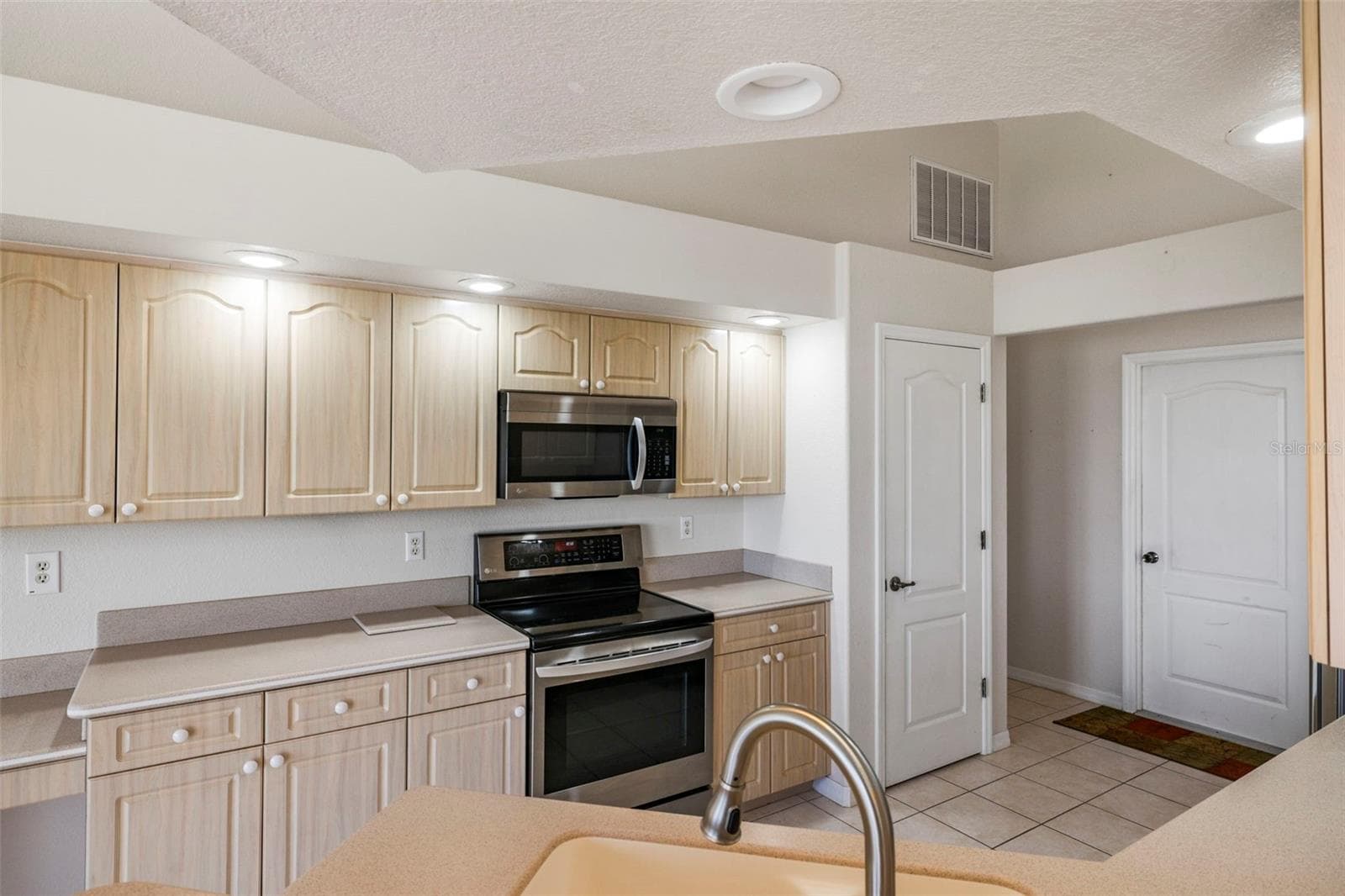 Single Family Residence at 12942 SW KINGSWAY CIR, LAKE SUZY, photo 20 of 36