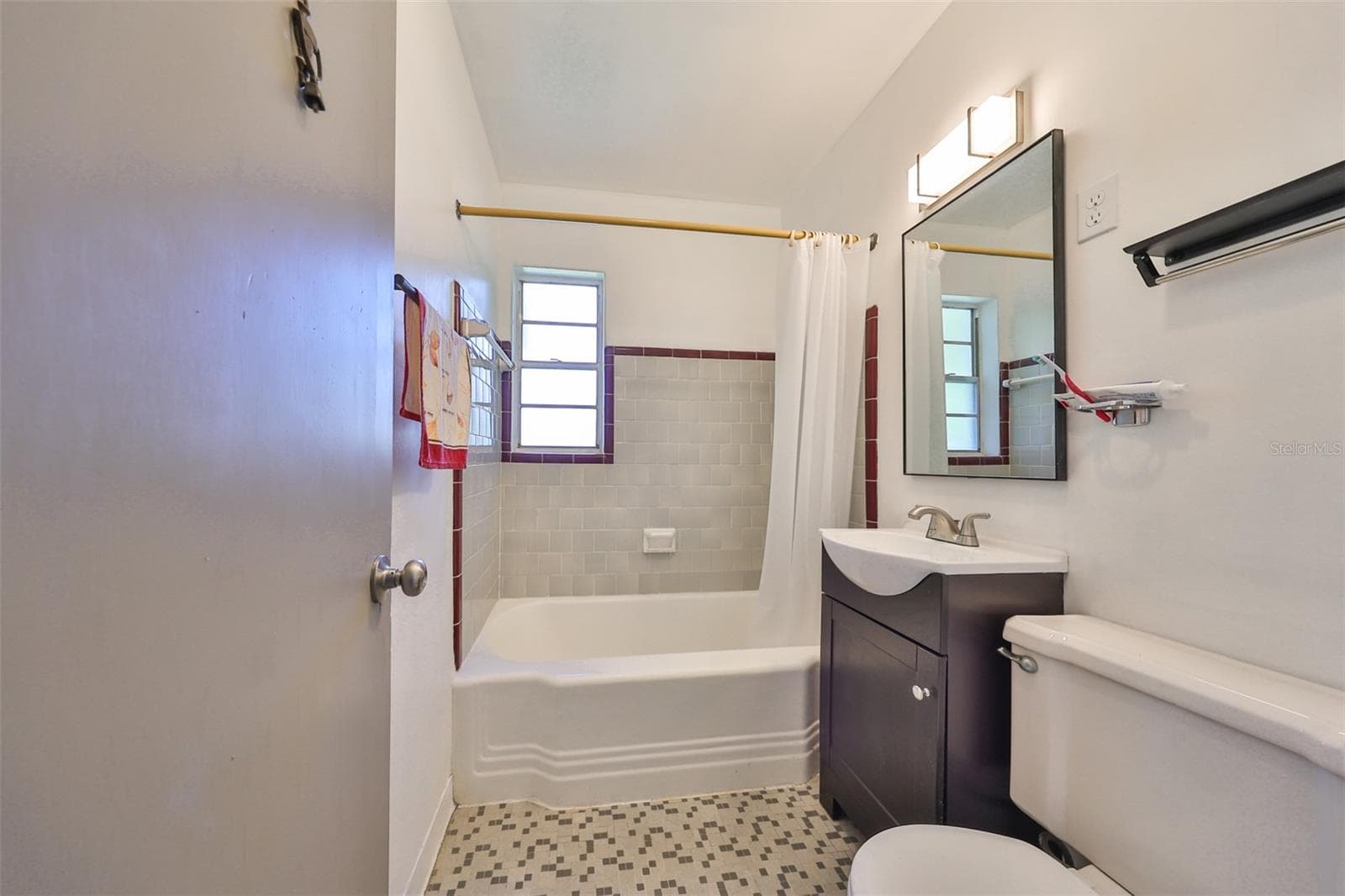Single Family Residence at 3908 W WALLACE AVE, TAMPA, photo 7 of 36