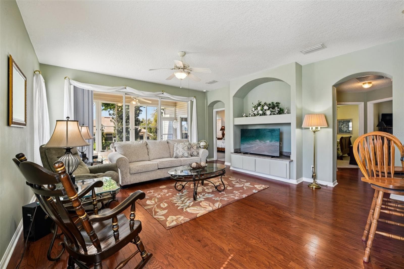 Rounded corners and freshness to the place. Triple Slidders. - 6105 DORY WAY, TAVARES