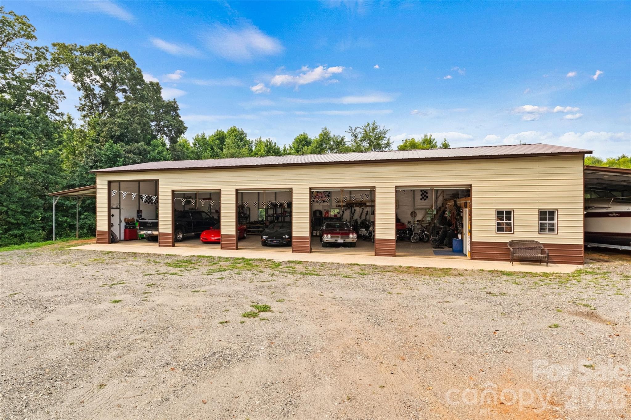 large 5 bay garage with home office - 6051 Pointe West Lane, Vale