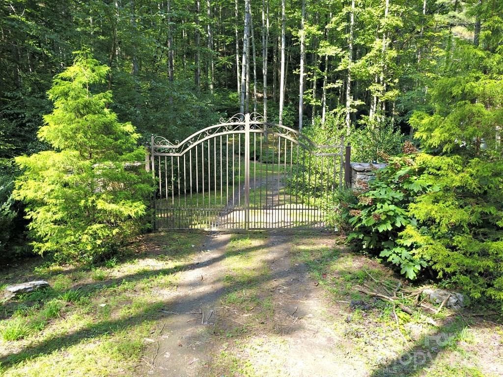 Private Gated entrance - Sylva