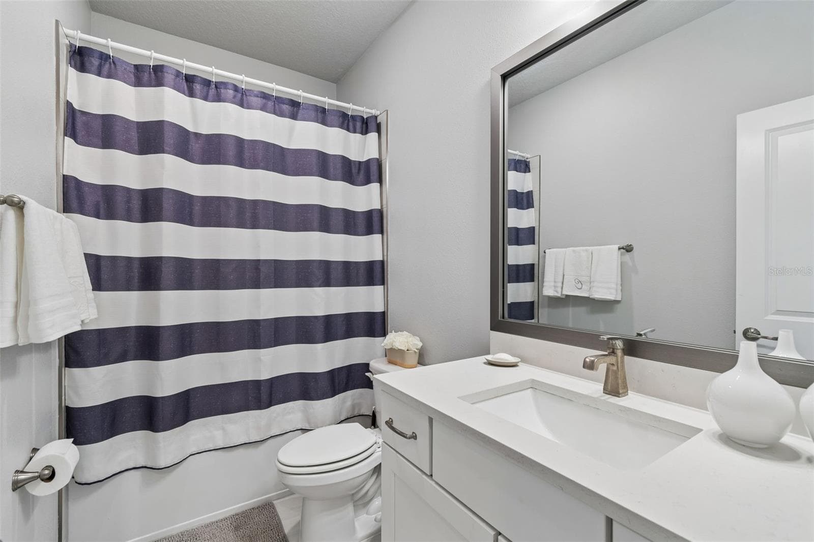 Full Guest Bathroom - Upstairs - 3920 W LEMON ST, TAMPA