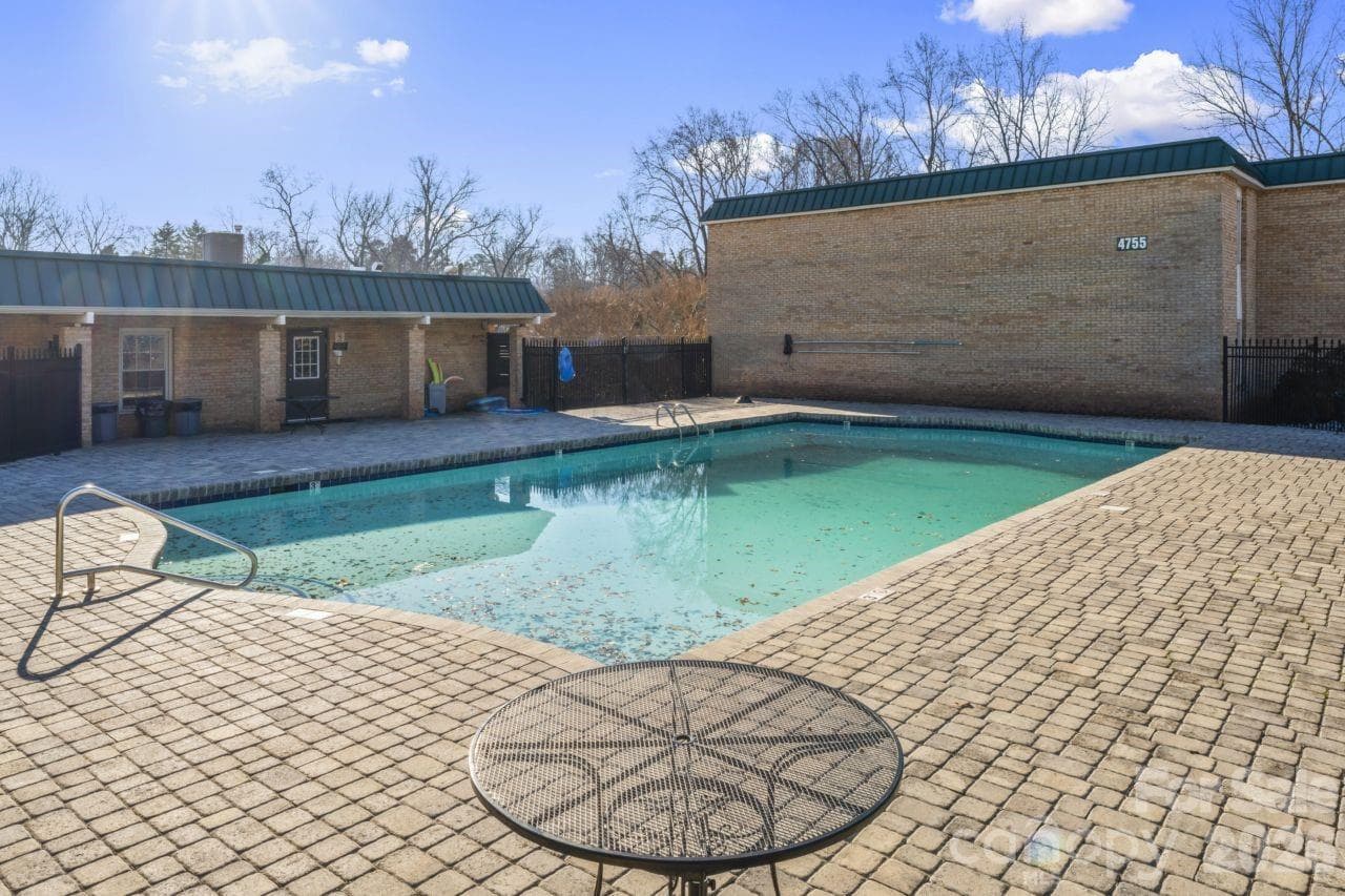 Condominium at 4747 Hedgemore Drive, Charlotte, photo 4 of 37