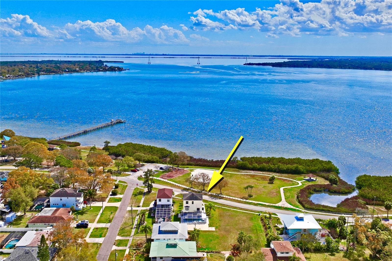 402 SHORE DR W