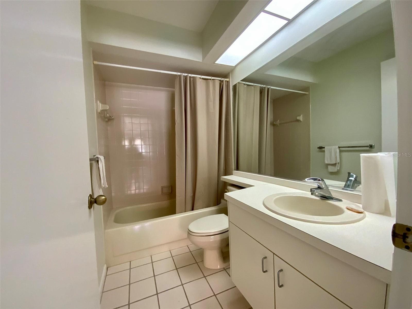 Bedroom 2 Bath with Tub Shower - 4310 MURFIELD DR E, BRADENTON