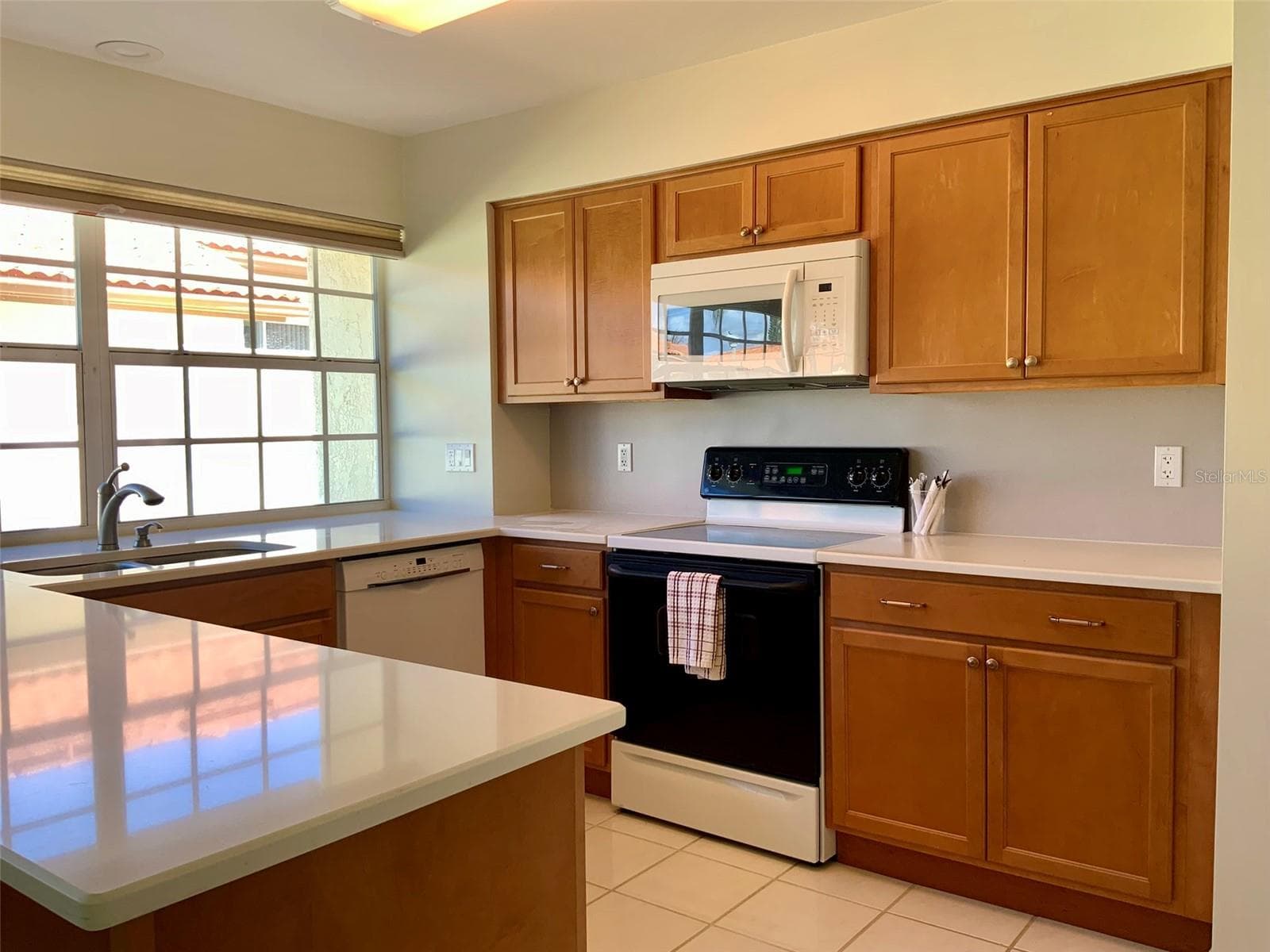 Bright Kitchen, NEW CABINETS AND QUARTZ COUNTERS - 4310 MURFIELD DR E, BRADENTON
